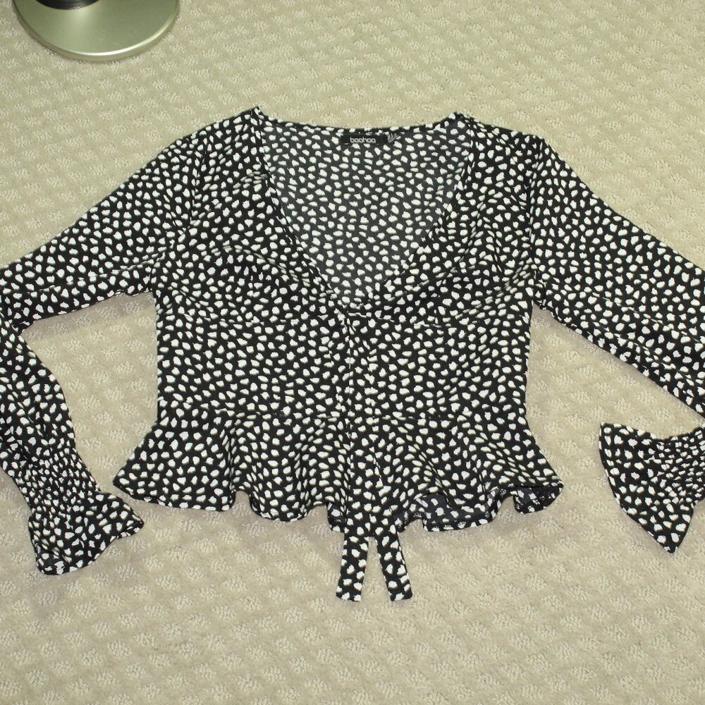 Boohoo Size 4 Black White Abstract Pattern Cropped V-Neck Long Sleeve Top